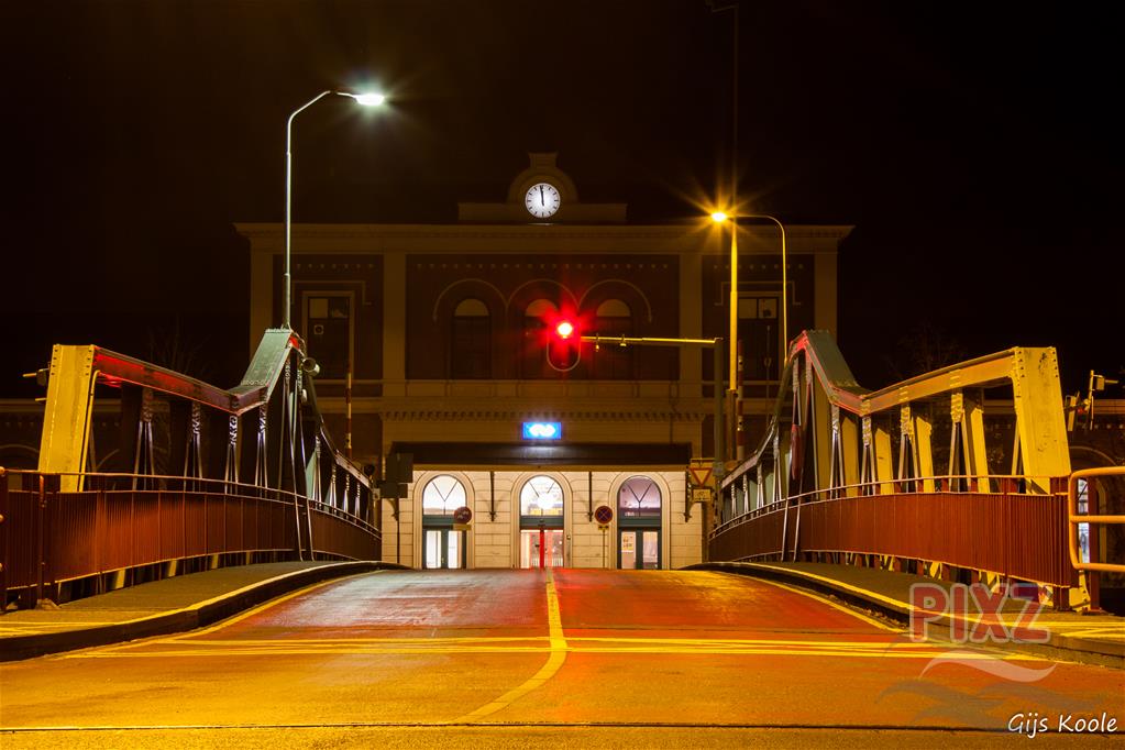 Stationsbrug bij nacht