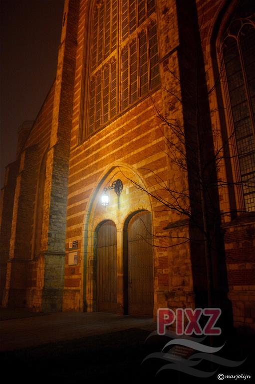 verlichte kerkdeuren