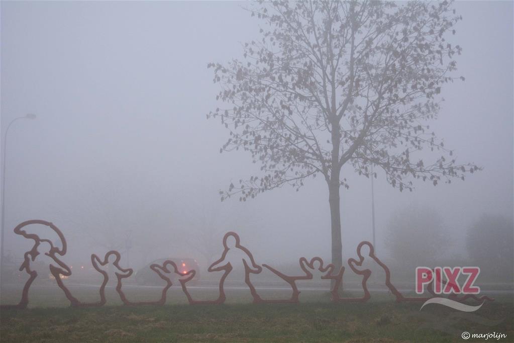 vrolijke optocht in de mist