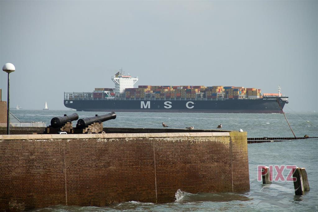 Schip met zeecontainers