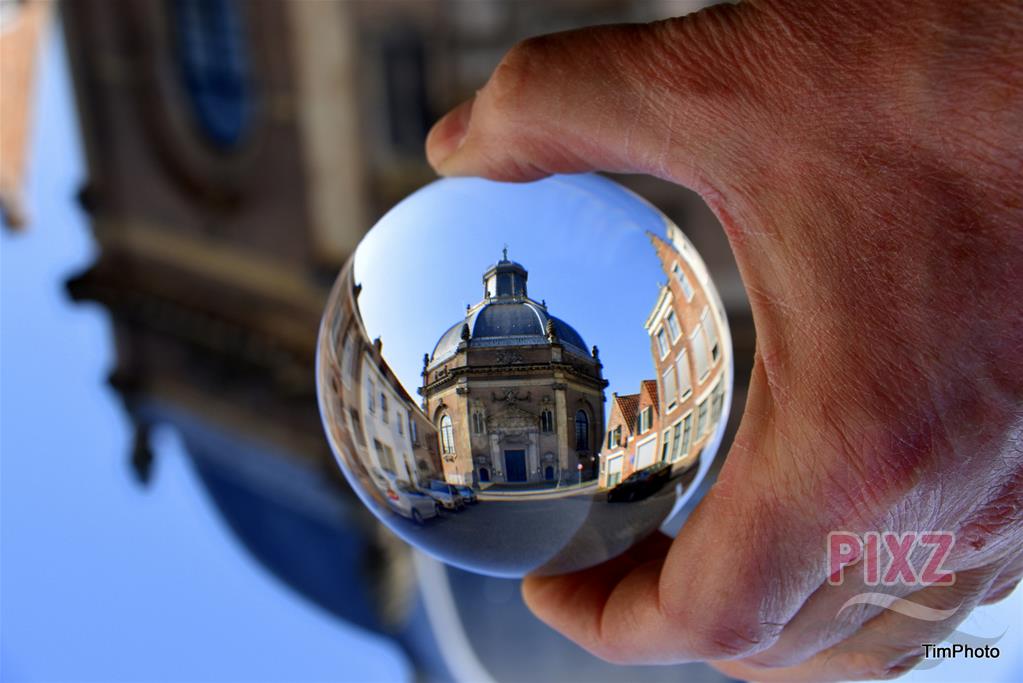 Oostkerk door glazen bol