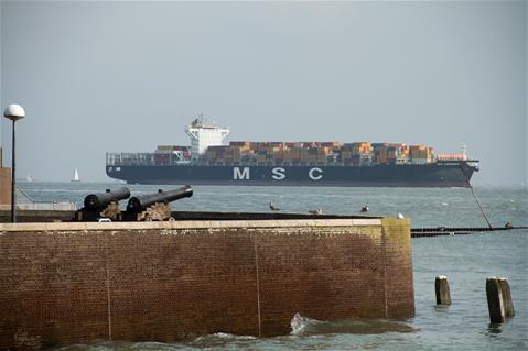 Schip met zeecontainers