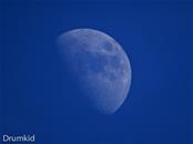 De maan overdag di 16 februari