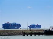 Twee grote containerschepen 